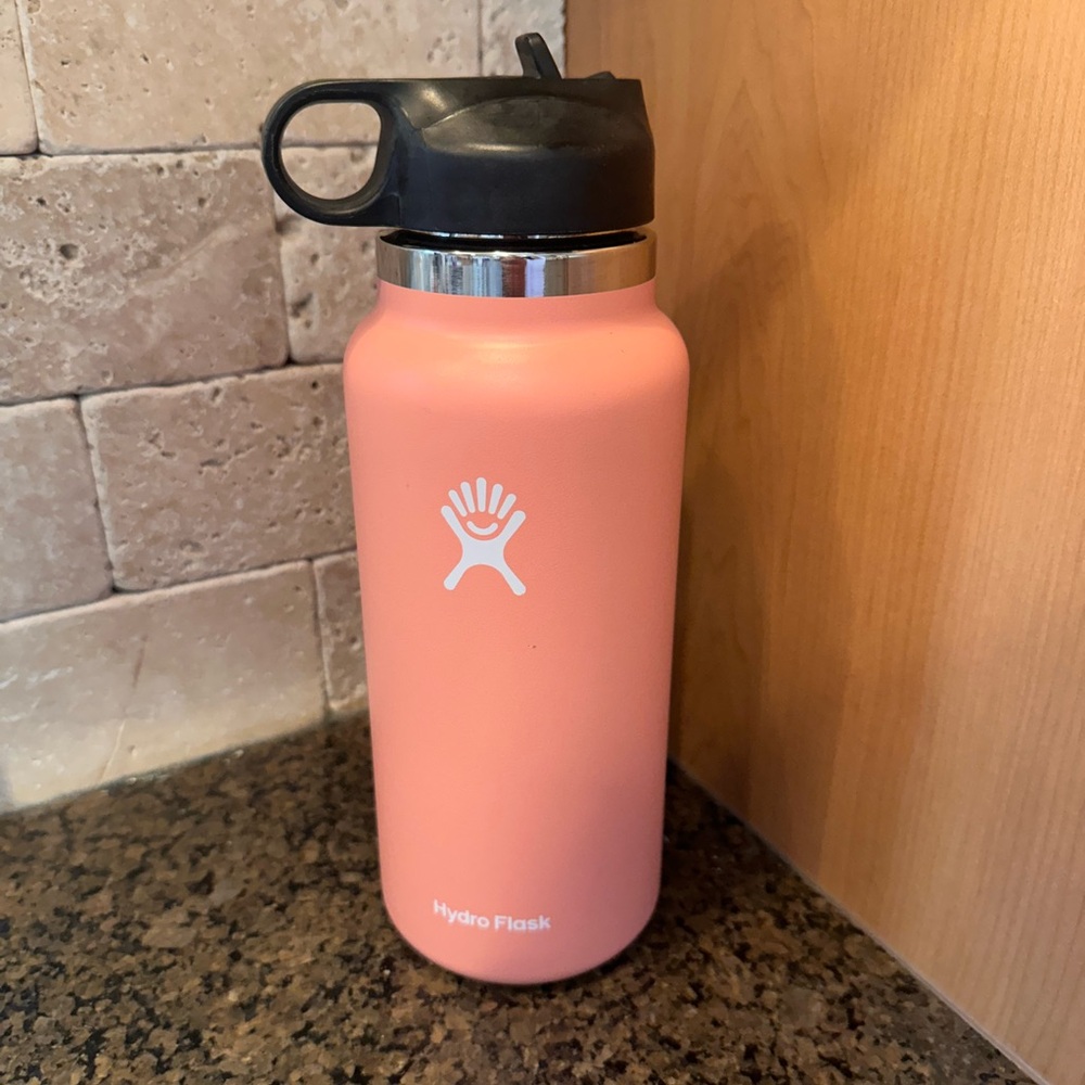 Hydro Flask 32oz Water Bottle in grapefruit